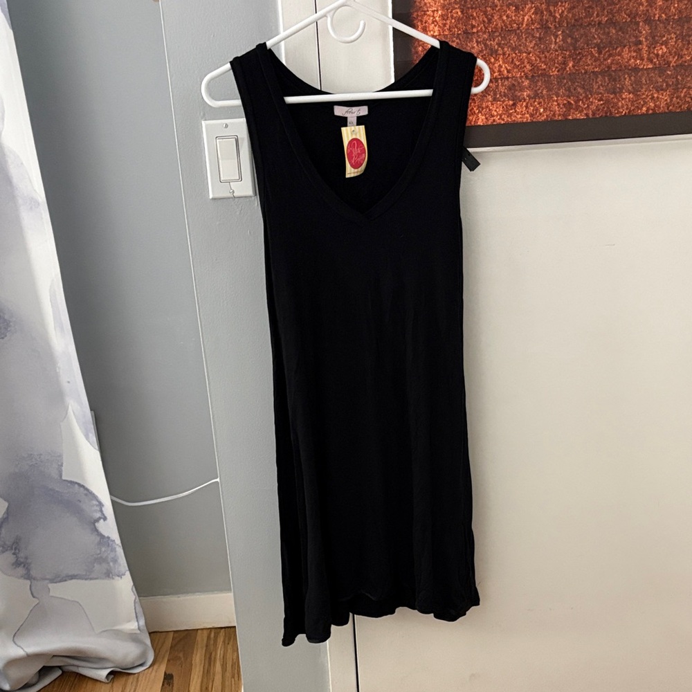 M/L NWT Black V-Neck Sleeveless Dress